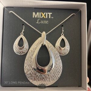MIXIT Set  Dome Necklace with Matching Earrings.  Silver tone   30” Chain NEW